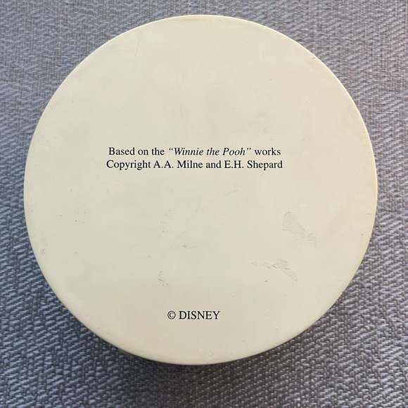Authentic Disney Winnie the Pooh Limited Edition Covered Round Box - Picture 2 of 10